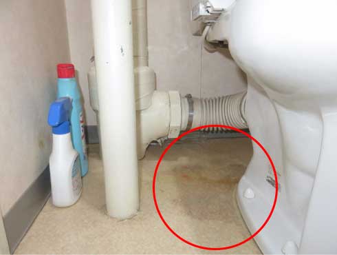 トイレ便器下と床の隙間から水もれ