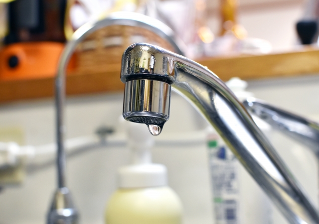 志木市でキッチンの水道蛇口からポタポタ水滴が落ちる水漏れの 志木市でキッチンの水道蛇口からポタポタ水滴が落ちる水漏れの