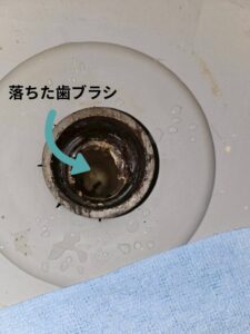 排水口に落ちた歯ブラシ