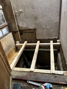 新しい木材で土台を組み直した様子。床の強度を十分に確保して、洋式トイレを安定して設置できるようにしました。