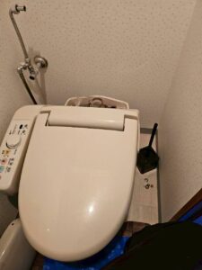 オーバーフロー管交換工事（1）。便器からタンクを取り外したところ
