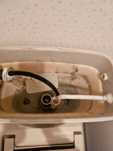 オーバーフロー管交換工事（2）。用意しておいた新しいオーバーフロー管を取り付けたところ