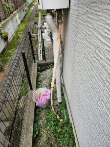 点検前の様子。給湯器の下からポタポタと水が漏れていました。