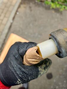 劣化していた古い配管を慎重に取り外しました。