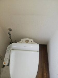 トイレタンク内部交換作業中