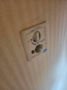 カバーを取り外す修理前の状態