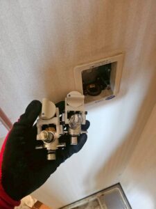 取り外した内部部品。左が交換前の古いセット、右が交換用のセット