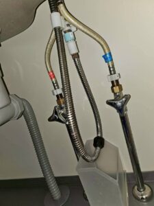 シンク下の配管まわりの様子。給水ホースや排水管が集まっている部分