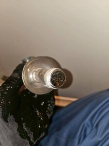 配管の継手部分を手に取り、劣化やゆるみがないかを間近で確認