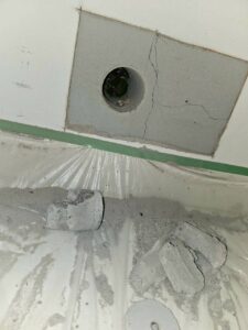 壁の一部を開口し、内部を通る配管の位置を確認