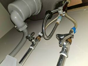 交換後のシンク下配管の様子。給水ホースと排水管がすっきりと整った状態