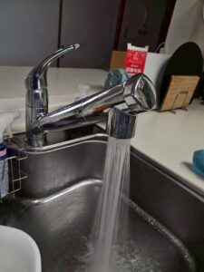 交換後の通水確認。水栓から問題なく水が出ていることを確認