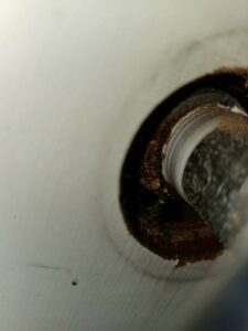 亀裂が見つかった配管のつなぎ目を、別の角度から確認