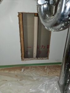 亀裂のあった部分をつなぎ直し、新しい配管を設置
