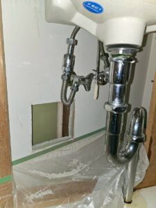 修理後、水回りの配管接続部分に漏れがないかを確認