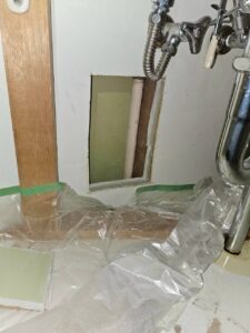 開口していた床を養生シートで保護しながら、作業を終了させる