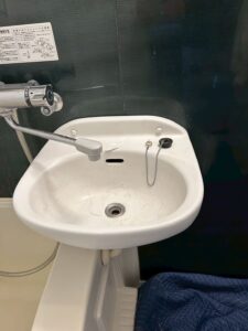 陶器の表面にひびが見える、工事前の洗面ボウル