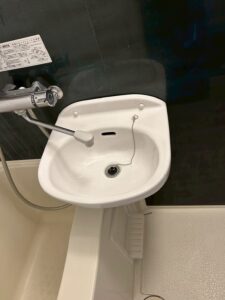新しい洗面ボウルを取り付ける。排水管などをつなげば完了
