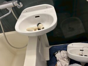 洗面ボウルを取り外す前に、まず排水部分の部品を外す