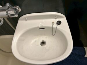 洗面ボウルの陶器部分に見られたひび割れ
