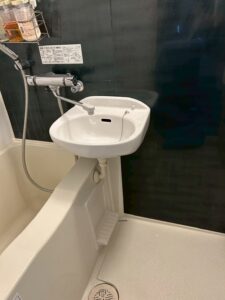 洗面ボウルの取り付け部分や排水部分がわかるように撮影した写真の例