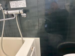 割れた洗面ボウルを外す