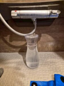 お風呂のシャワー水栓が水漏れしている画像